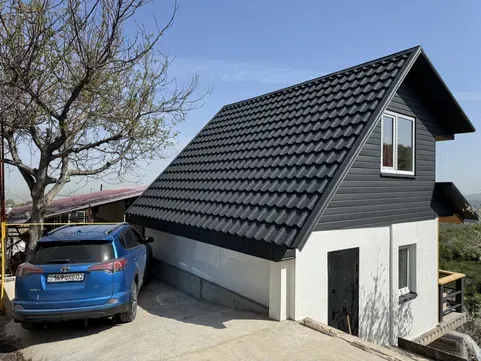 Бассейн на фоне пейзажа с небом