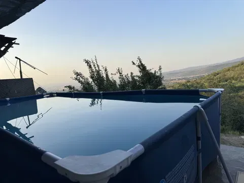 Бассейн на фоне пейзажа с небом