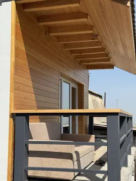 Бассейн на фоне пейзажа с небом