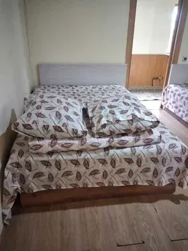 Деревянный дом с верандой на фоне зелени