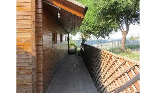 Деревянный дом с верандой на фоне зелени