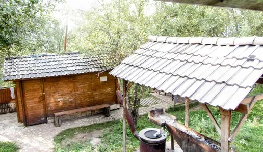 Граница территории с хозпостройками и крышей из черепицы