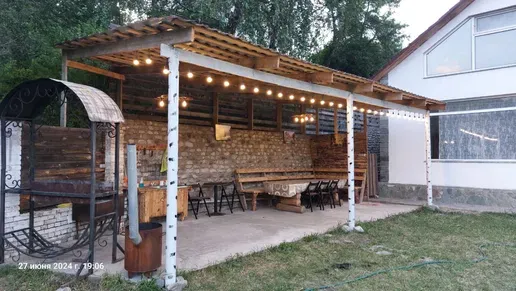 Загородный дом с красной крышей и зелёным газоном