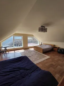 Загородный дом с красной крышей и зелёным газоном