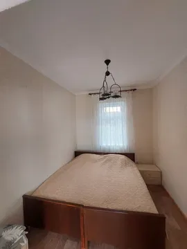 Загородный дом с красной крышей и зелёным газоном