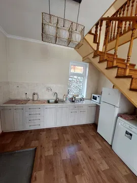 Загородный дом с красной крышей и зелёным газоном