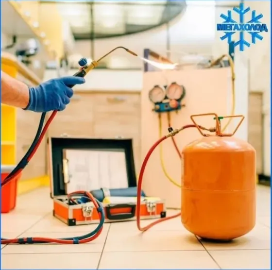 Мультимедийный логотип компании Мегахолод с изображением персонажа с инструментом и холодильника