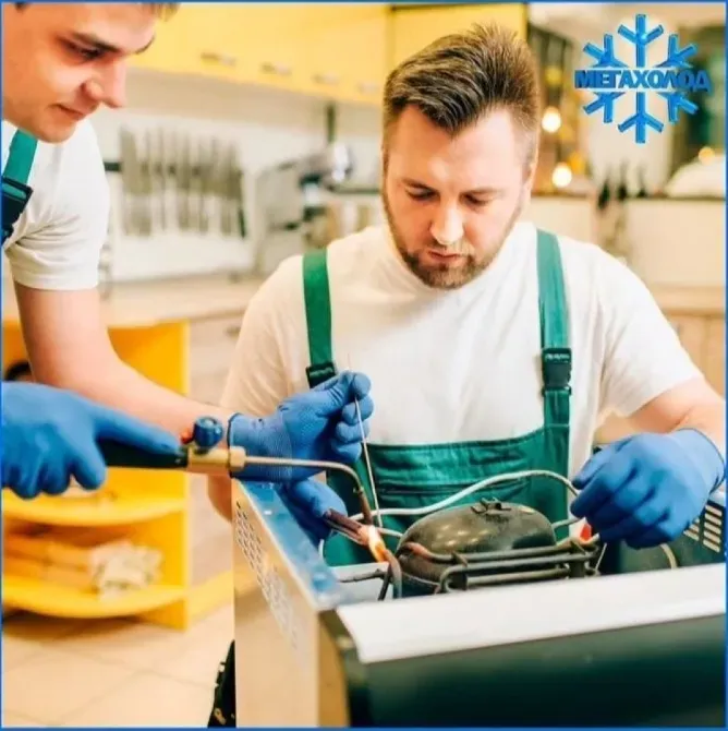 Тоңазытқыштың жөндеуімен айналысатын екі маман