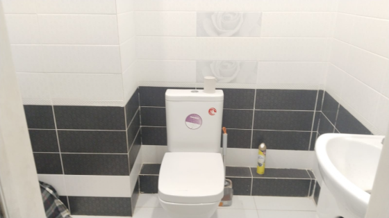 Жұмсақ диванмен, кристалды шаммен және декоративті жастықшалармен жабдықталған бөлме