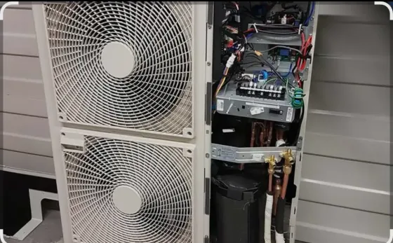 Мультфильм кейіпкері гайка кілтімен және үлкен саусақпен