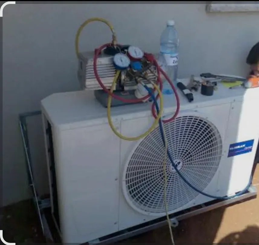 Техническое обслуживание кондиционера с инструментами и манометрами