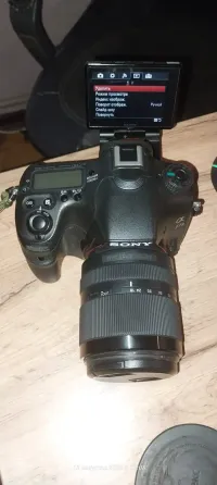 Камера Sony с открытым экраном и объективом