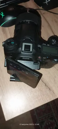 Камера Sony с открытым экраном и объективом