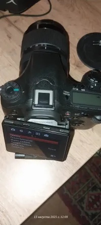 Камера Sony с открытым экраном и объективом