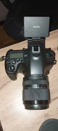 Камера Sony с открытым экраном и объективом