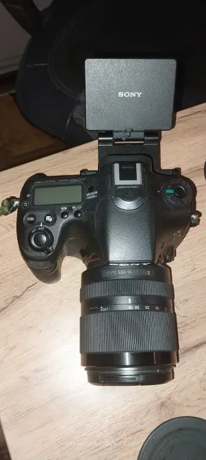 Sony камерасы көтерілген экранмен