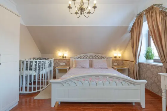 Уютный обеденный зал с большим столом и телевизором на стене