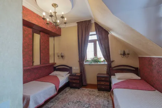 Уютный обеденный зал с большим столом и телевизором на стене