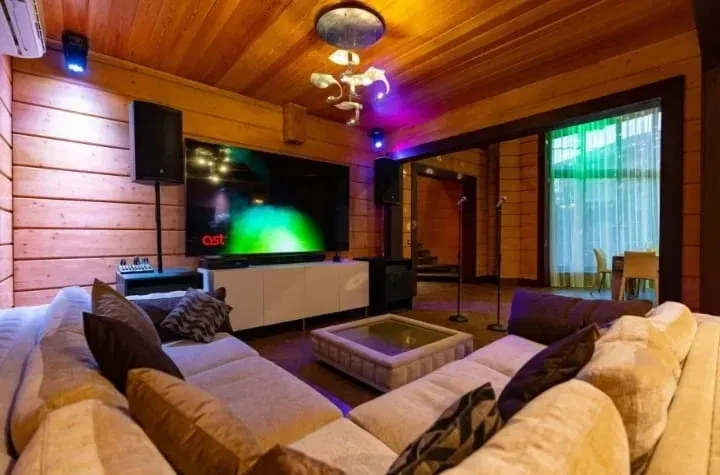 Гостиная с большим телевизором и уютной мебелью