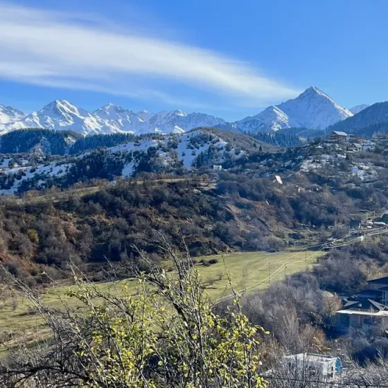 Окно с видом на горы и веранду