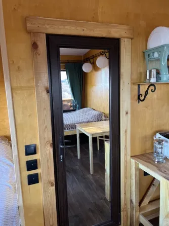 Окно с видом на горы и веранду