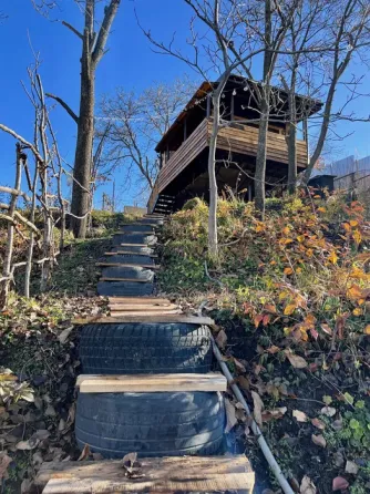 Окно с видом на горы и веранду