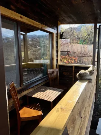 Окно с видом на горы и веранду