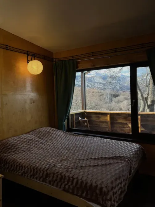 Спальня с кроватью и видом на горы