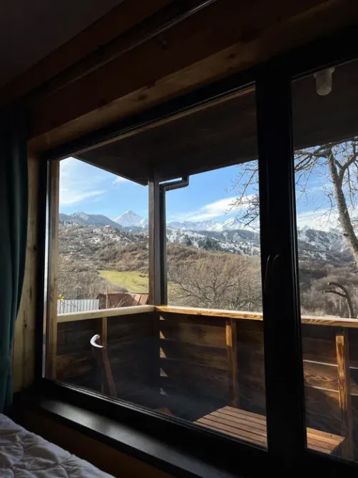 Окно с видом на горы и веранду