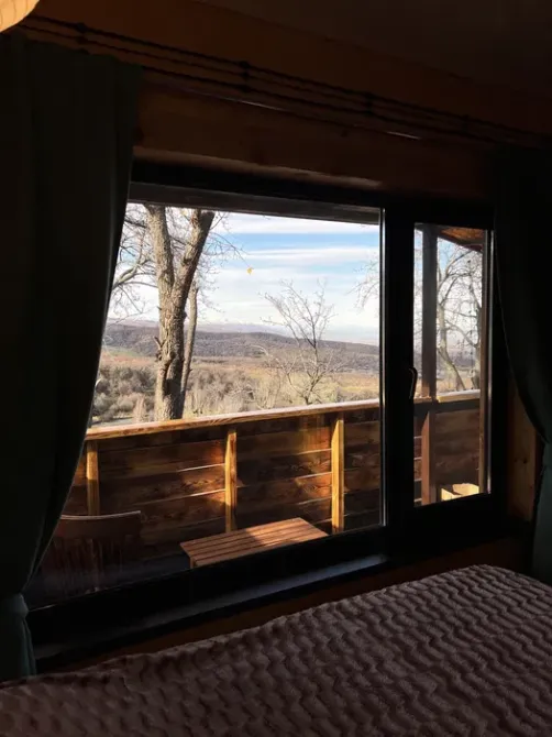 Окно спальни с видом на веранду