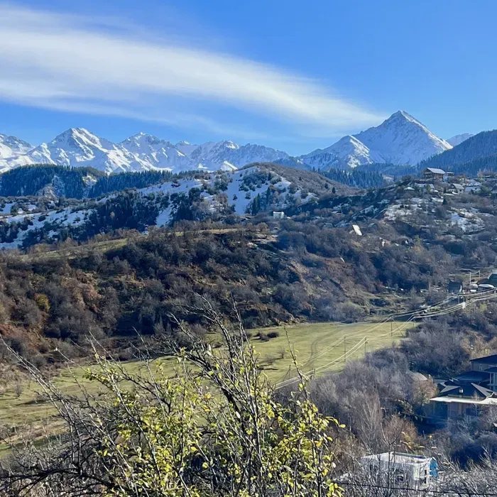 Горный пейзаж с зелеными холмами
