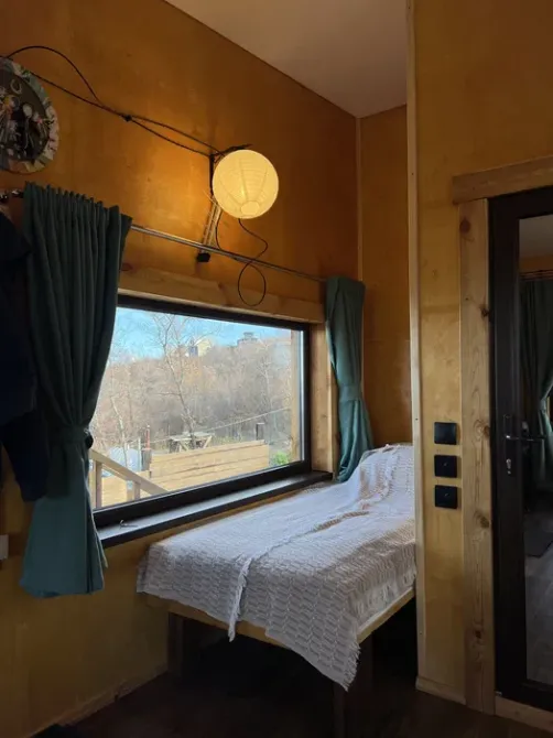 Интерьер комнаты с кроватью и лампой