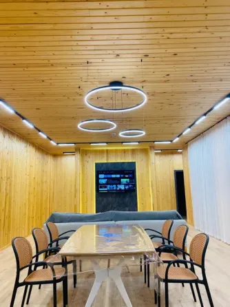 Деревянный дом с подсветкой ночью