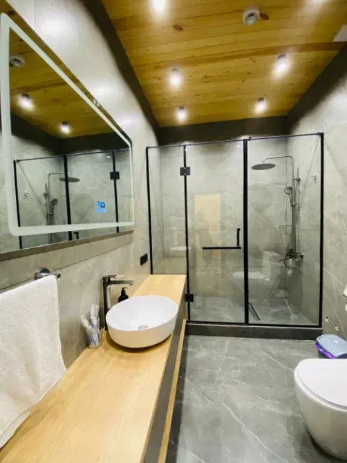 Современная ванная комната с душевой кабиной