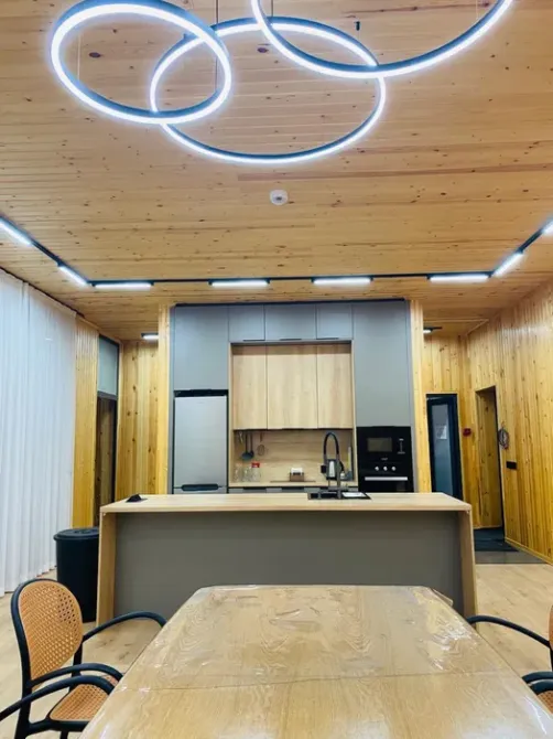 Кухня с современными приборами и столом