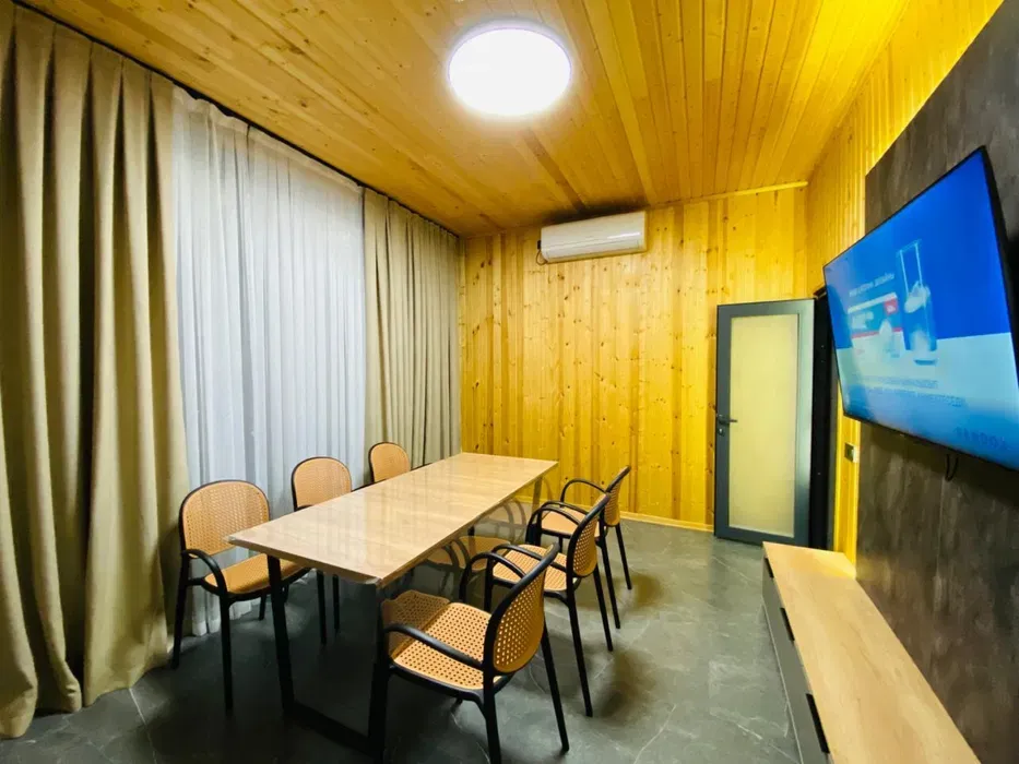 Интерьер конференц-зала с деревянной отделкой
