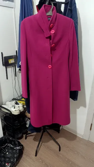 Пальто ярко-розового цвета на вешалке