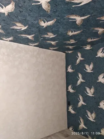 Пустая комната с серыми стенами и полом