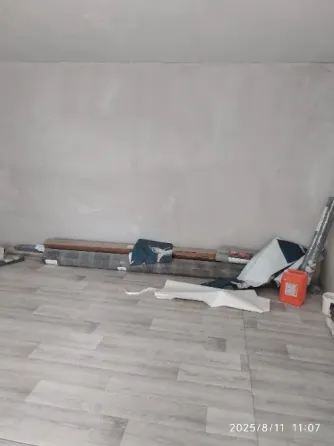 Пустая комната с серыми стенами и полом