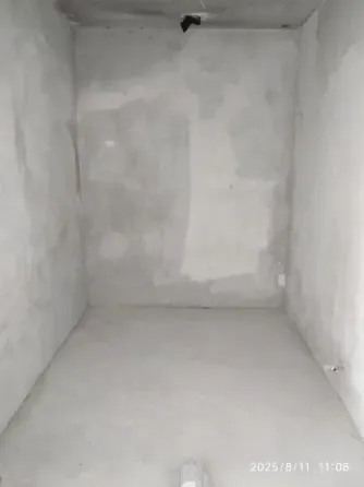 Пустая комната с серыми стенами и полом