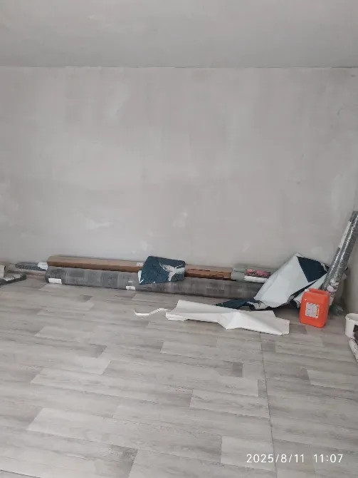 Комната с строительными материалами и отделкой на полу