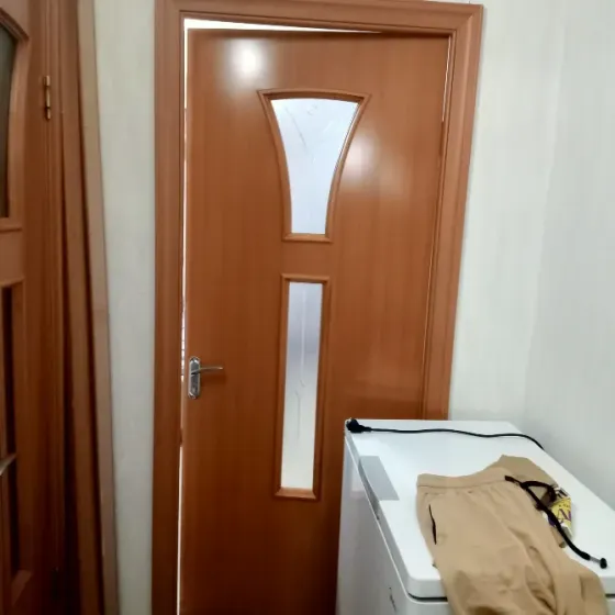 Деревянная дверь с окнами в формате 