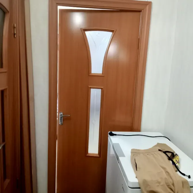 Интерьер стиліндегі есік тереземен және кір жуғыш машинамен