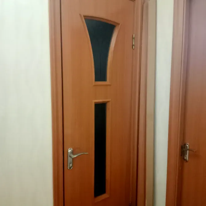 Ағаш есік дөңгеленген жоғарымен және тереземен