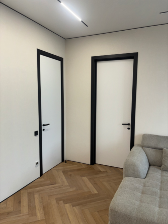 Современная кухня с деревянными фасадами и минималистичным дизайном