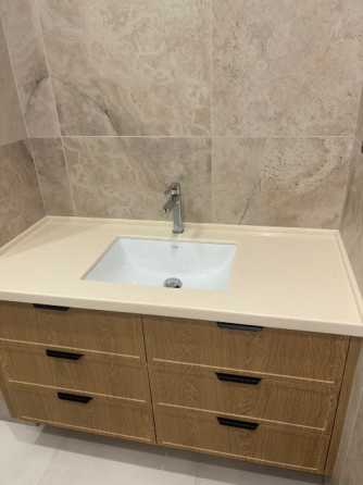 Современная кухня с деревянными фасадами и минималистичным дизайном