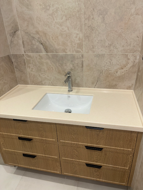 Чистая раковина с напольным шкафом в ванной | Современные двери в интерьере с угловым диваном