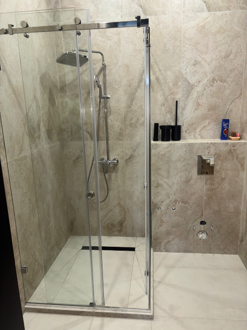Элегантный душевой уголок с стеклянной перегородкой