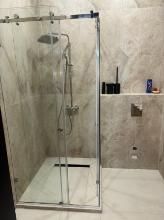 Кухня с деревянными фасадами и современными удобствами