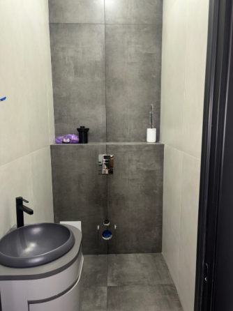 Кухня с деревянными фасадами и современными удобствами